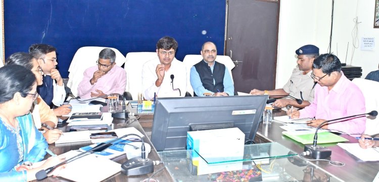 *कलेक्टर एवं प्रेक्षकों ने चुनाव पूर्व तैयारी के संबंध में ली बैठक*  *सतर्कता एवं निगरानी बढ़ाने दिए निर्देश