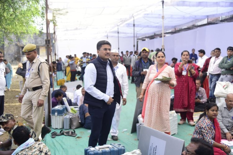 जिले के 6 विधानसभा क्षेत्रों के मतदान दलों को मतदान सामग्री का वितरण जारी