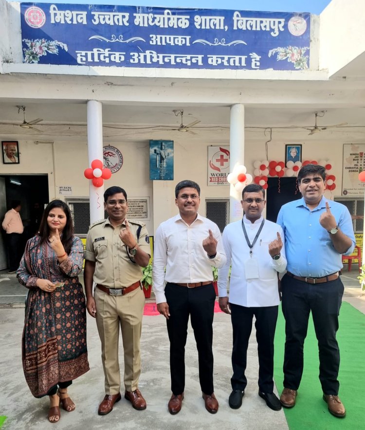 जिले में कलेक्टर अवनीश शरण,एसपी संतोष सिंह सहित अधिकारियो ने किए वोटिंग