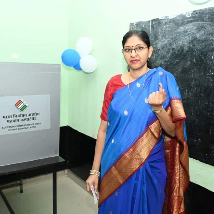 मुख्य निर्वाचन पदाधिकारी रीना बाबा साहेब कंगाले ने परिवारजनों के साथ किया मतदान