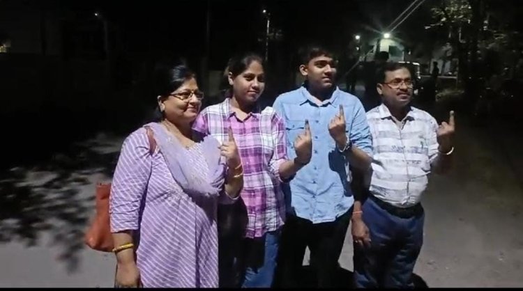 डॉक्टर दंपती और उनके बच्चो को समय से पहले वोटिंग के लिए रोका, हंगामा मचने के बाद बैलेट से करवाया गया वोटिंग