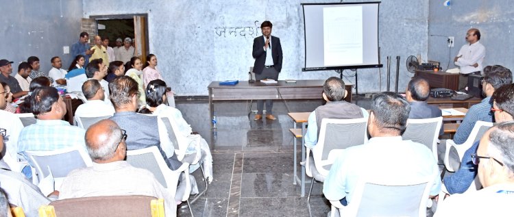*मतगणना के लिए दिया गया प्रशिक्षण*  *कलेक्टर ने प्रशिक्षण को गंभीरता से लेने एवं तालमेल के साथ कार्य करने किया प्रोत्साहित