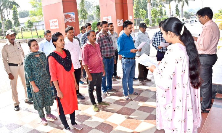 *संविधान दिवस:कलेक्टोरेट में अधिकारी-कर्मचारियों ने संविधान की प्रस्तावना का किया पाठन