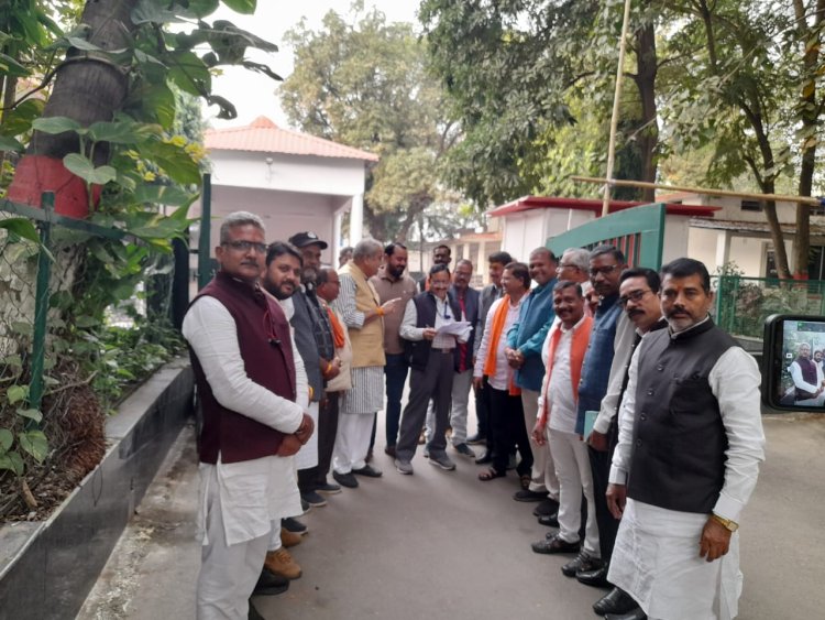 भाजपा का आरोप बेलेट मतपत्रों के 'रखरखाव'में बरती जा रही लापरवाही, बीजेपी प्रत्याशियो के प्रतिनिधि मंडल ने निर्वाचन अधिकारी को सौंपा ज्ञापन