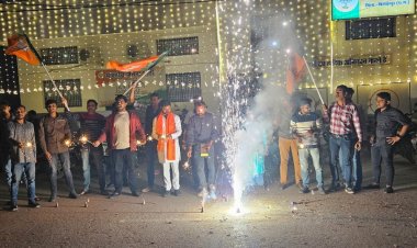 साय के मुख्यमंत्री बनाए जाने के बाद स्थानीय बीजेपी कार्यालय में जश्न, बीजेपी कार्यकर्ताओ ने की आतिश बाजी