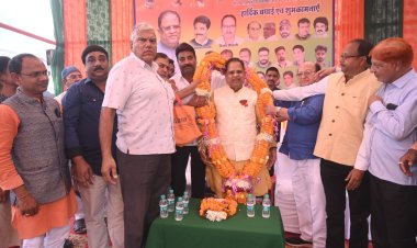 विधानसभा चुनाव में ऐतिहासिक जीत के बाद वरिष्ठ विधायक अमर का हेमू नगर में किया गया नागरिक अभिनंदन,कहा सभी गरीबों को मिलेगा पक्का मकान