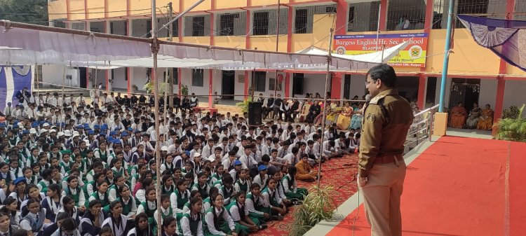 बर्जेस मेमोरियल स्कूल ग्राउंड में निजात अभियान के अंतर्गत महत्वपूर्ण कार्यक्रम किया गया आयोजित बतौर मुख्य अतिथि पुलिस अधीक्षक संतोष कुमार सिंह हुए शामिल