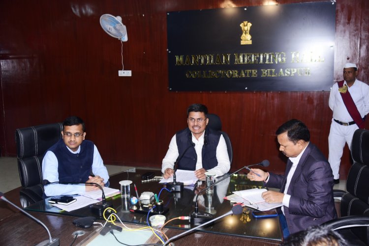 कलेक्टर अवनीश शरण ने साप्ताहिक बैठक में कहा योजनाओं के क्रियान्वयन में किसी प्रकार की कोताही बर्दाश्त नहीं की जाएगी,जनदर्शन एवं टीएल बैठक अब हर सोमवार को होगी, अवैध आहतो चखना सेंटरों पर कार्रवाई रहेंगी लगातार जारी