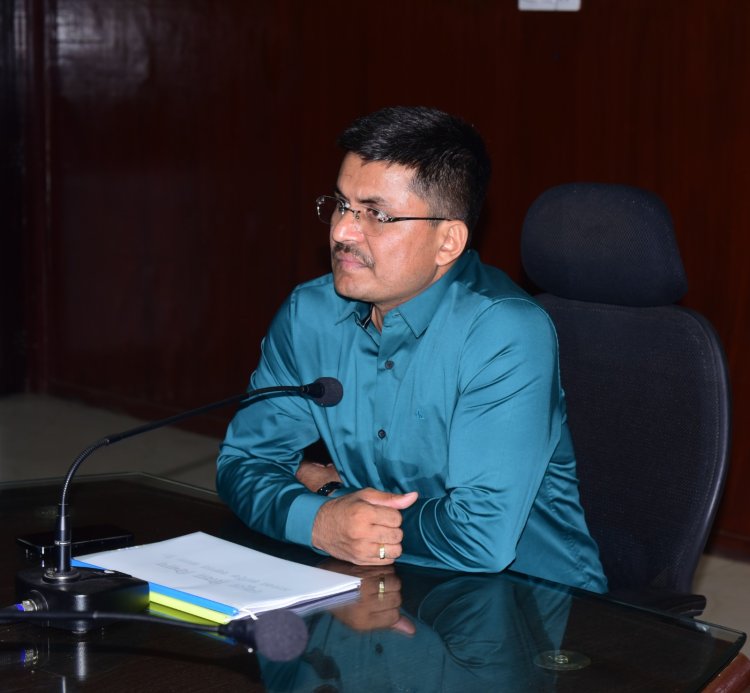 स्कूल शिक्षा विभाग की समीक्षा बैठक में कलेक्टर ने कहा समय पर स्कूल नहीं आने वाले शिक्षकों पर होगी सख्त कार्रवाई, अभियान चलाकर जाति प्रमाण पत्र बनवाने दिए निर्देश