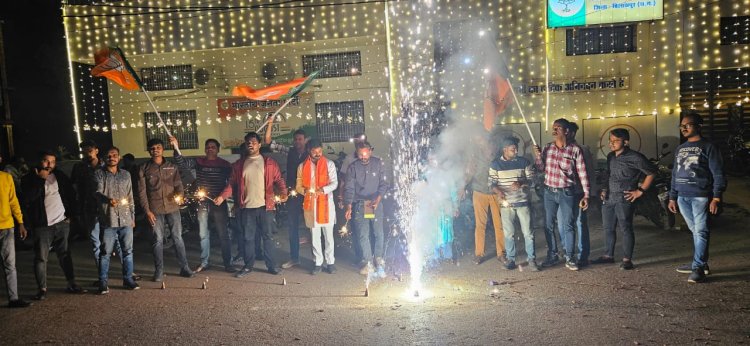 साय के मुख्यमंत्री बनाए जाने के बाद स्थानीय बीजेपी कार्यालय में जश्न, बीजेपी कार्यकर्ताओ ने की आतिश बाजी