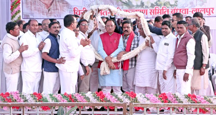 *मुख्यमंत्री विष्णु देव साय लालपुर धाम में गुरू घासीदास जयंती समारोह में हुए शामिल*  *मंदिर और जैतखाम की पूजा-अर्चना कर प्रदेश की खुशहाली और समृद्धि की कामना की*
