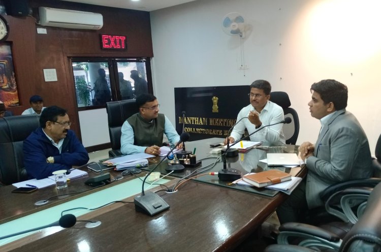 कलेक्टर शरण ने साप्ताहिक बैठक में की योजनाओं की समीक्षा, हटाए जाएंगे विवादित शिक्षक,शिविरों में बैंको के कमज़ोर प्रदर्शन पर कलेक्टर ने जताई नाराजगी