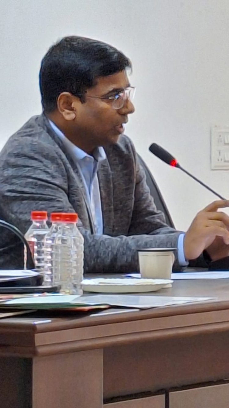 पुलिस अधीक्षक ने डायल 112के अधिकारी कर्मचारियों की ली समीक्षा बैठक, सराहनीय कार्य करने वाले कर्मचारियो को किया सम्मानित