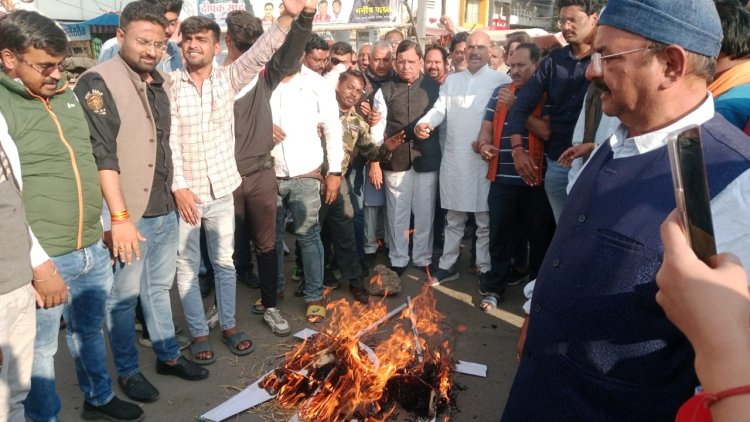 उप राष्ट्रपति पर अशोभनीय टिप्पणी बीजेपी ने फूंका राहुल गांधी का पुतला,जिलाध्यक्ष रामदेव कुमावत ने कहा जातियों का अपमान कांग्रेस की परम्परा