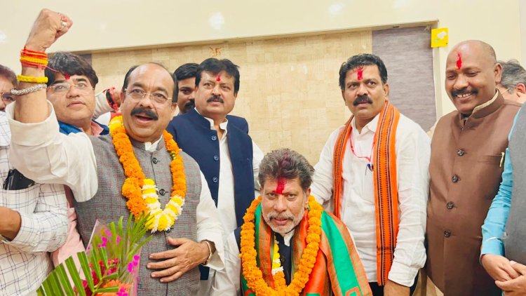 दिल्ली से राजधानी रायपुर पहुंचने पर बीजेपी प्रदेश अध्यक्ष किरण देव का एयरपोर्ट पर गर्मजोशी से हुआ स्वागत, डिप्टी सीएम विजय शर्मा ने सहित बीजेपी कार्यकर्ताओ ने किया स्वागत, जय श्री राम के नारों से गूंजा माना एयरपोर्ट