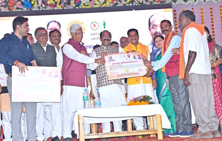 *जिले के 87 हजार से अधिक किसानों के खाते में 145 करोड़ रूपए से अधिक बोनस राशि अंतरित*  *उप मुख्यमंत्री अरूण साव लोरमी में आयोजित कार्यक्रम में हुए शामिल, किसानों को प्रदाय किया बोनस राशि का प्रमाण पत्र