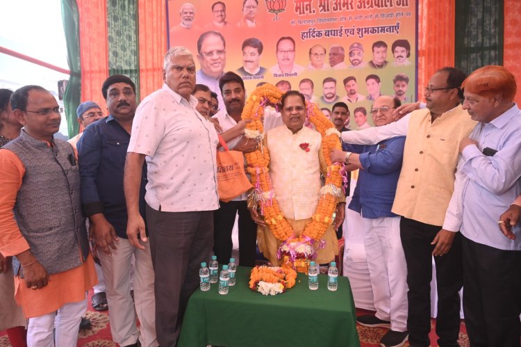 विधानसभा चुनाव में ऐतिहासिक जीत के बाद वरिष्ठ विधायक अमर का हेमू नगर में किया गया नागरिक अभिनंदन,कहा सभी गरीबों को मिलेगा पक्का मकान