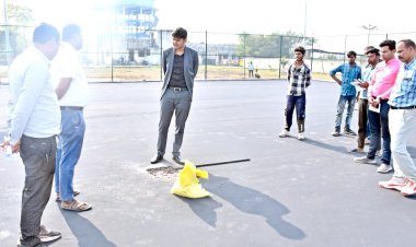 *कलेक्टर ने स्टेडियम में निर्माणाधीन लाॅन टेनिस और वाॅलीबाल कोर्ट का किया निरीक्षण*  *गुणवत्ता के साथ निर्माण कार्य को शीघ्र पूरा करने के दिए निर्देश