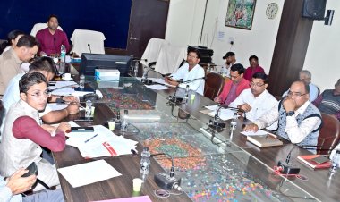 धान उपार्जन केन्द्रों में व्यवस्थित रूप से धान खरीदी और मिलर्स द्वारा धान के उठाव में तेजी लाने के दिए निर्देश*  *धान खरीदी के जिला नोडल अधिकारियों की बैठक आयोजित