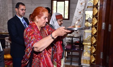 रायपुर प्रवास पर महामहिम उपराष्ट्रपति की धर्मपत्नी डॉ. (श्रीमती) सुदेश धनखड़ ने किया राम दरबार का दर्शन