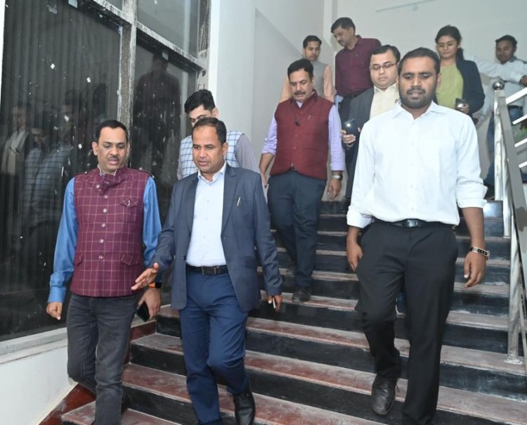 नव पदस्थ कलेक्टर डा गौरव कुमार सिंह ने किया निर्माणाधीन स्मार्ट रीडिंग रूम का निरीक्षण