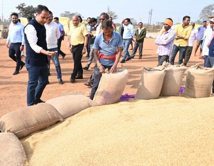 कलेक्टर गौरव सिंह ने किया धान खरीदी केन्द्र खोरपा का निरीक्षण,धान के जल्द उठाओ के दिए निर्देश