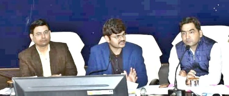 *कलेक्टर ने की विकसित भारत संकल्प यात्रा और पीएम जनमन योजना के क्रियान्वयन की प्रगति की समीक्षा*   *अपने निर्धारित शिविर स्थल में उपस्थित रहने अधिकारी-कर्मचारियों को किया निर्देशित