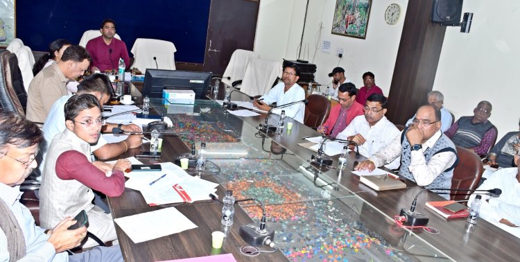 धान उपार्जन केन्द्रों में व्यवस्थित रूप से धान खरीदी और मिलर्स द्वारा धान के उठाव में तेजी लाने के दिए निर्देश*  *धान खरीदी के जिला नोडल अधिकारियों की बैठक आयोजित
