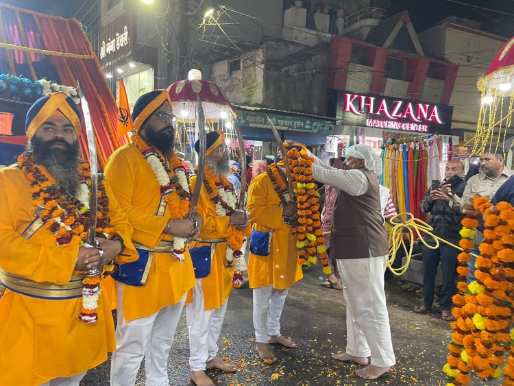 प्रकाश पर्व के अवसर पर बीजेपी जिलाध्यक्ष कुमावत के नेतृत्व में नगर कीर्तन पंज प्यारों एवं गुरू ग्रंथ साहिब का किया गया स्वागत