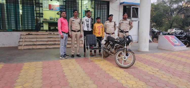 कोटा थाना क्षेत्र में युवकों से मारपीट कर मोबाईल और रकम लूट के फरार दो आरोपियों को पुलिस ने किया गिरफ्तार