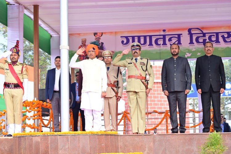 मुख्यमंत्री विष्णु देव साय ने जगदलपुर पुलिस परेड ग्राउंड में झंडारोहण कर परेड की सलाह मिली