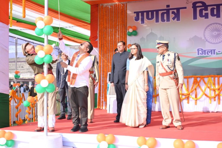 डिप्टी सीएम विजय शर्मा ने दुर्ग जिला मुख्यालय में किया झंडारोहण परेड की  सलामी ली,परेड का किया निरीक्षण