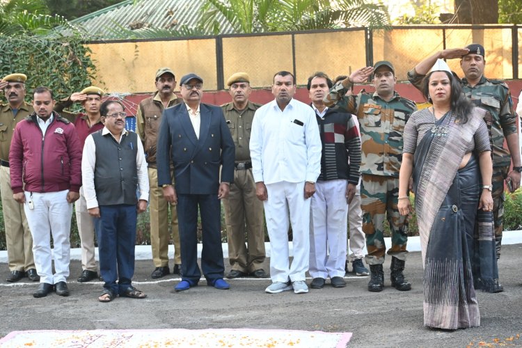 संभाग आयुक्त कार्यालय में कमिश्नर शिखा राजपूत तिवारी ने किया ध्वजारोहण