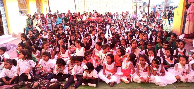 डीएवी मुख्यमंत्री पब्लिक  एंव सरस्वती शिशु मंदिर स्कुल  मे हर्षोल्लास से मनाया  गणतंत्र  दिवश