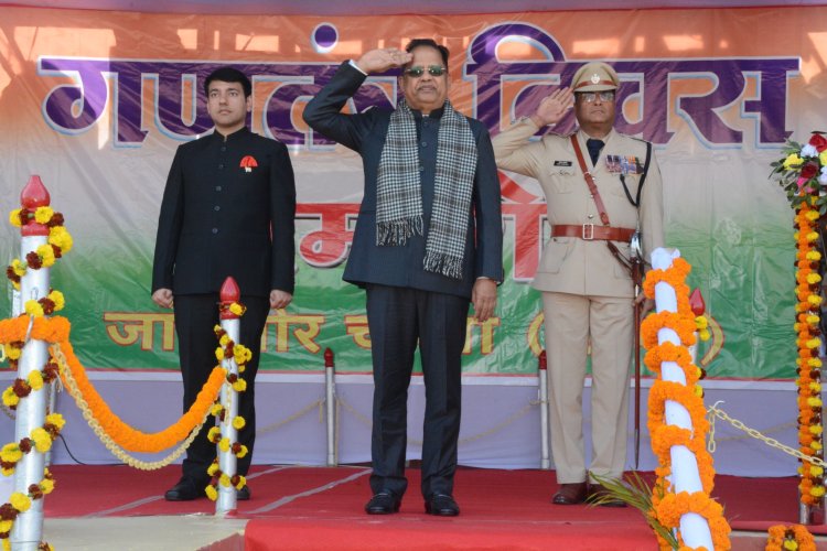 विधायक अमर अग्रवाल ने जांजगीर में ध्वजारोहण कर परेड की सलामी ली, गणतंत्र दिवस के मौके पर मुख्यमंत्री के संदेश का किया वचन,