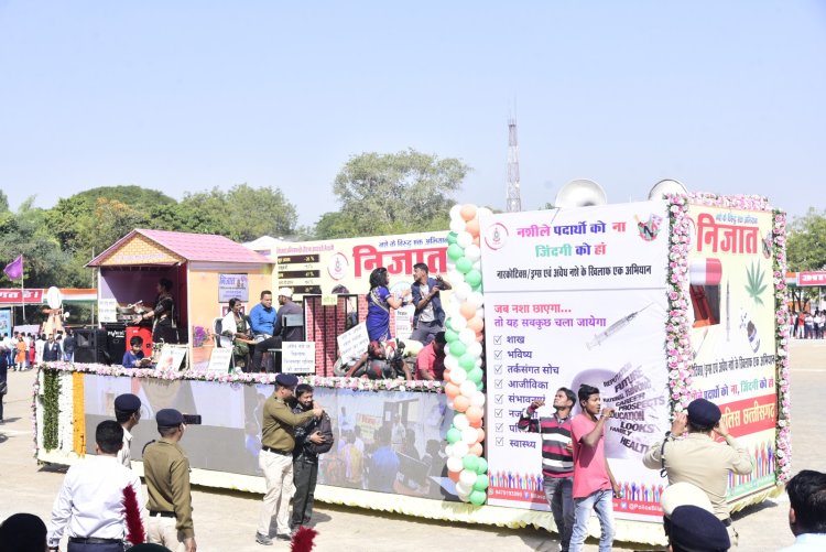 पुलिस विभाग द्वारा 'निजात'पर बनाई गई झांकी को मिला प्रथम पुरुस्कार, उत्कृष्ट कार्य करने वाले अधिकारी-कर्मचारी हुए पुरुस्कृत