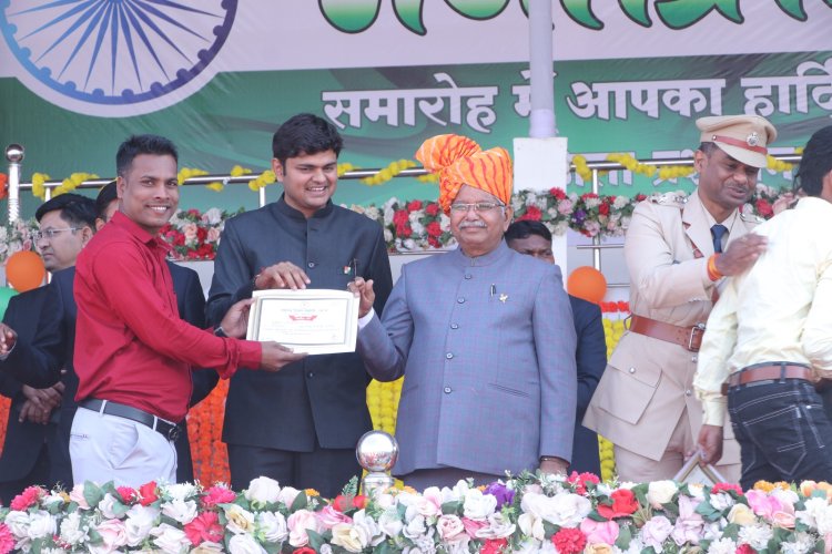 *गणतंत्र दिवस के अवसर पर बिल्हा विधायक कौशिक ने जनसंपर्क विभाग में कार्यरत अधिकारी-कर्मचारियों को किया सम्मानित