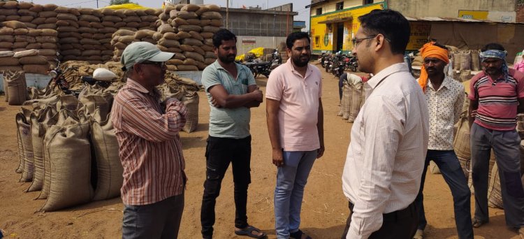 कलेक्टर के निर्देश पर राजस्व अधिकारियों ने किया धान खरीदी केन्द्रों का निरीक्षण