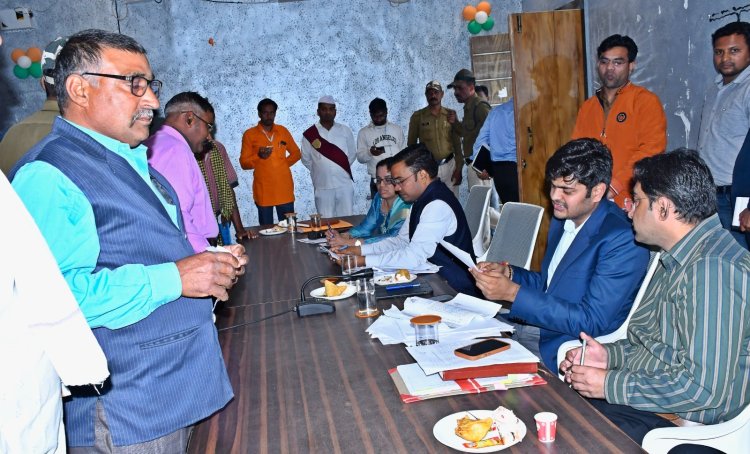 *कलेक्टर ने जन दर्शन में सुनी आम जनता की समस्याएं कहा सहकारी बैंक में किसी भी प्रकार की लेन देन की शिकायत मिलने पर होगी कार्यवाही*