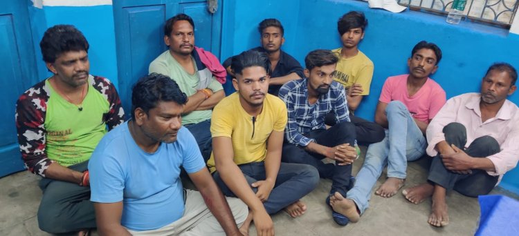 तालाब किनारे जुआ खेलते दस जुआरी गिरफ्तार,कोनी पुलिस की कार्रवाई