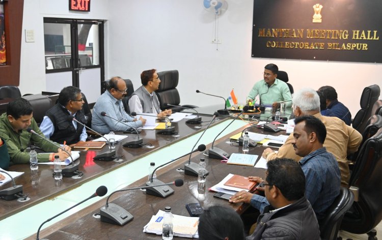 कलेक्टर अवनीश शरण ने की पीएचई एवं जल संसाधन विभाग के कामकाज की समीक्षा, काम लटकाने वाले ठेकेदार को किया तलब