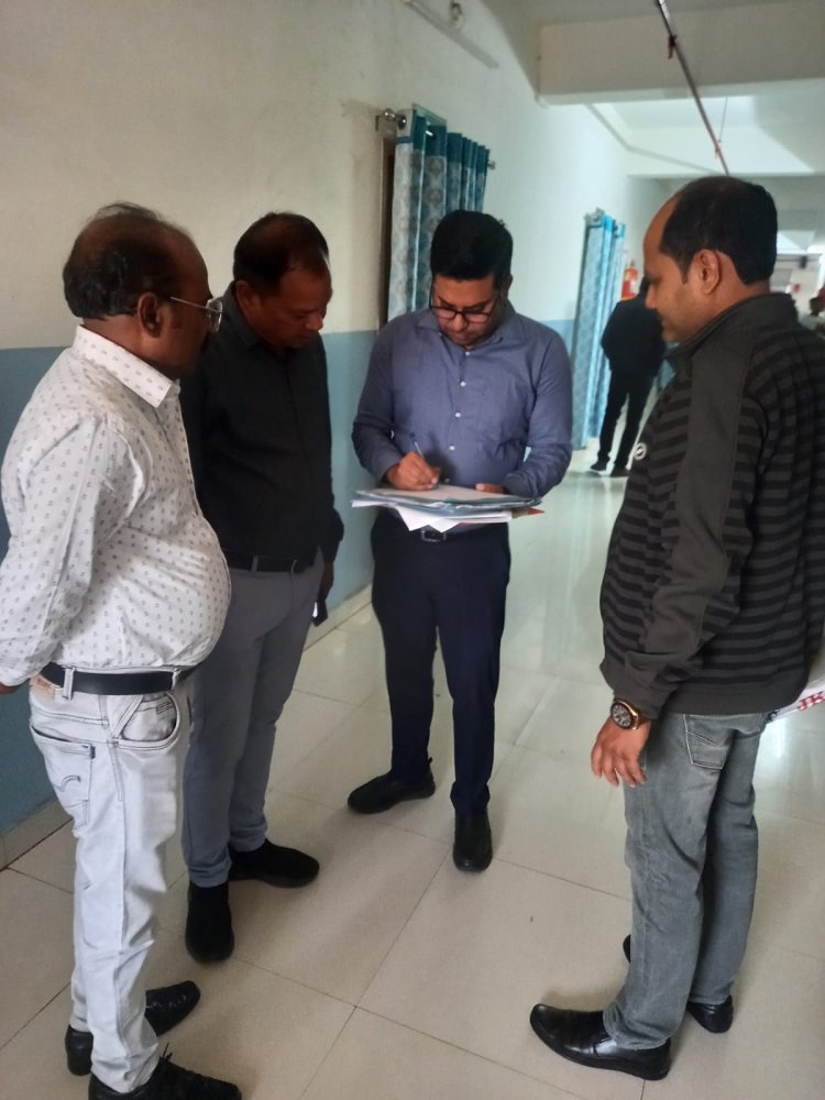 सीएमएचओ ने किया न्यू वंदना हॉस्पिटल का औचक निरीक्षण, हॉस्पिटल में मिली कई खामिया, संचालक को नोटिस जारी तीन दिनों के भीतर मांगा जवाब