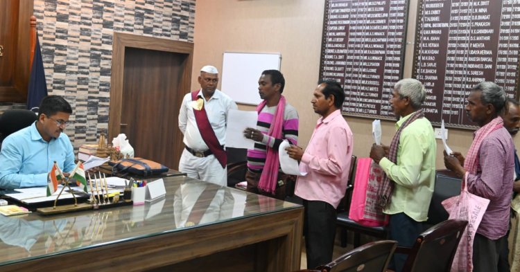 कलेक्टर ने जनदर्शन में सुनी आम लोगों की समस्याएं,संबंधित अधिकारियों को दिए तत्काल निराकरण के निर्देश