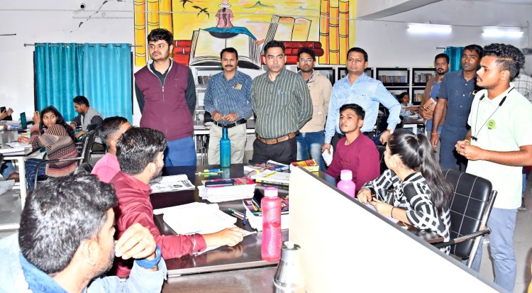*कलेक्टर ने जिला ग्रंथालय का किया औचक निरीक्षण*  *नवीन भवन निर्माण तथा अन्य आवश्यक व्यवस्थाओं को पूर्ण करने दिए निर्देश