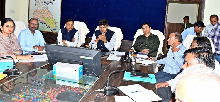 *कलेक्टर ने ली समय-सीमा की बैठक,विभागीय योजनाओं एवं गतिविधियों में प्रगति लाने दिए निर्देश*,*कहा महतारी वंदन योजना का मिले शत-प्रतिशत लाभ