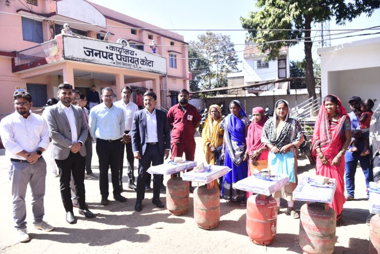 कलेक्टर अवनीश शरण ने महिलाओ को बांटे उज्जवला गैस कनेक्शन