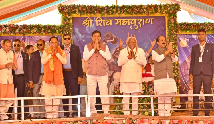 *श्री सिद्धेश्वर शिव महापुराण कथा में शामिल हुए मुख्यमंत्री विष्णु देव साय*  *कथा प्रवक्ता ब्रजनंदन जी महराज से लिया आशीर्वाद*  *ग्राम छिरहा से झलियापुर तक सड़क मार्ग की घोषणा की*