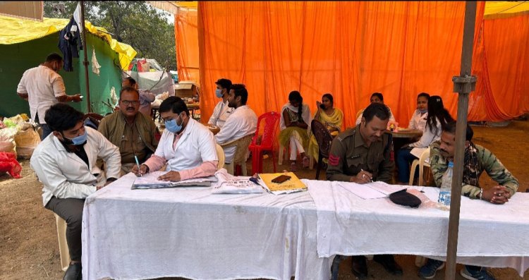 मेला में श्रद्धालुओं का निशुल्क दंत परिक्षण, दवा, टूथ पेस्ट का वितरण
