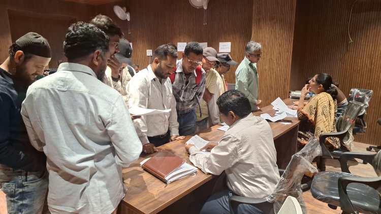 कलेक्टर डॉ गौरव सिंह के मार्गदर्शन में हुआ जनचौपाल का आयोजन, नागरिकों ने आवेदन के  साथ अधिकारियों को बताई अपनी समस्याएं