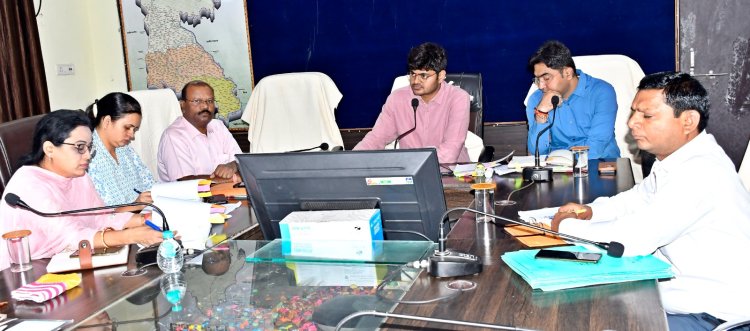 *कलेक्टर राहुल देव ने शासन की महत्वाकांक्षी योजनाओं से संबंधित कार्यों में तेजी लाने दिए निर्देश*  *कलेक्टर ने कहा कार्य की धीमी प्रगति एवं संतोषजनक जवाब नहीं देने पर नोटिस जारी करे